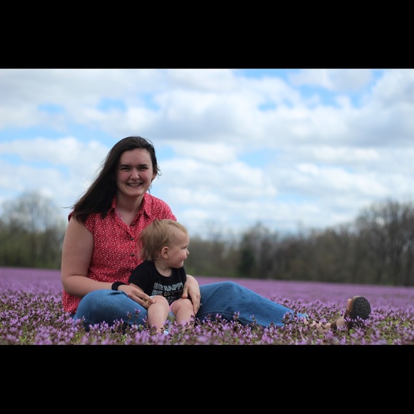 Meet your posher, Alexandra🌿 - Picture 2 of 5